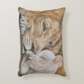 TACSの装飾用クッションによるライオンそして子ヒツジ アクセントクッション (正面(垂直))
