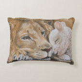 TACSの装飾用クッションによるライオンそして子ヒツジ アクセントクッション (裏面)