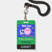 TAG Con 2025 - 緑の四分儀 - 士官候補生バッジ バッジ (正面（ネックストラップ付）)