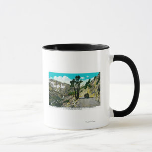TahoeとYosemit間のTiogaの道の高い山脈 マグカップ