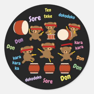 Taikoのドラムを遊んでいるTaikoのステッカーのかわいいくま ラウンドシール