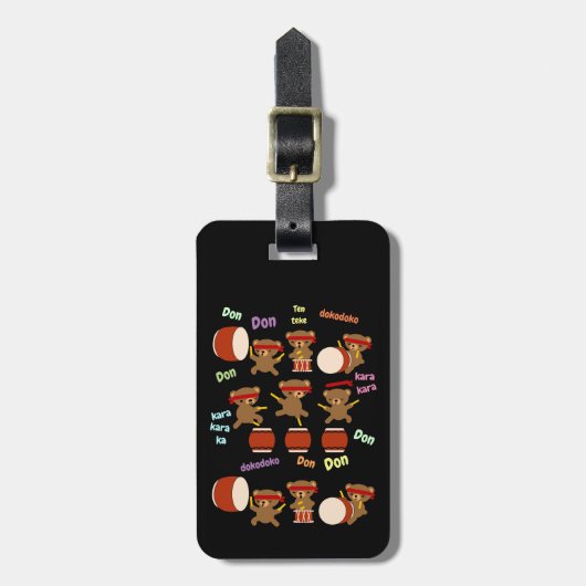 Taikoを遊んでいるTaikoのドラムギフトIDのラベルのかわいいくま ラゲッジタグ (正面縦)