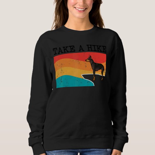 Take A Hike Manchester Terrier Graphic Hiking スウェットシャツ (正面)