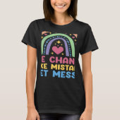 Take Chances Make Mistakes Get Messy Rainbow Teach Tシャツ (正面)