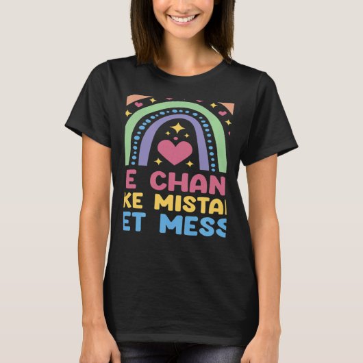 Take Chances Make Mistakes Get Messy Rainbow Teach Tシャツ (正面)
