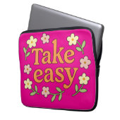 Take Easy: Positive Retro Floral Illustration ラップトップスリーブ (正面左)