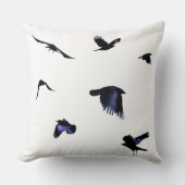 Take Flight Crow Throw Pillow クッション (正面)