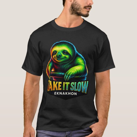 Take It Slow – ネオンスロースシャツ by EKNAKHON Tシャツ (正面)