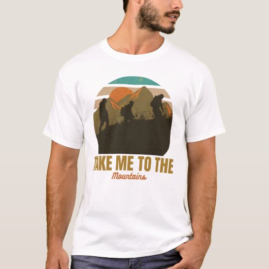 "Take Me To The Mountains" Retro Hiking Silhouette Tシャツ (正面)