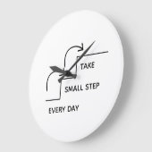 Take Small Steps Every Day – Minimalist Motivation ラージ壁時計 (傾斜)