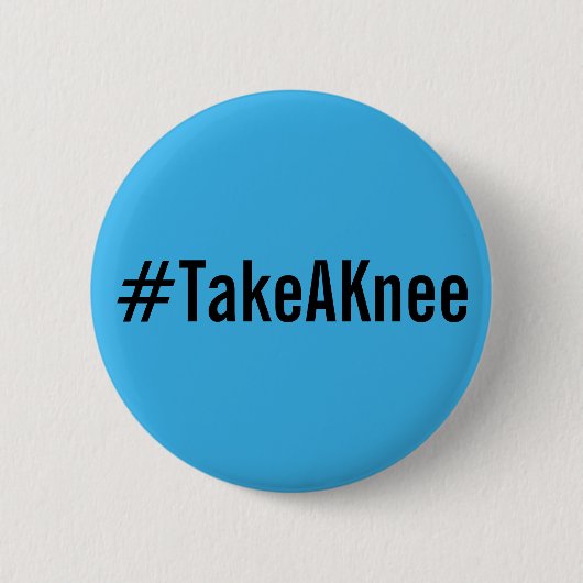 #TakeAKnee、明るい青はっきりしたボタンの黒い文字 缶バッジ (正面)