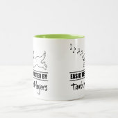 Tamburaランニング選手に気を取られやすいの犬 ツートーンマグカップ (中央)