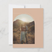 Tan Boho Archモダンフォトリハーサルディナー 招待状 (裏面)