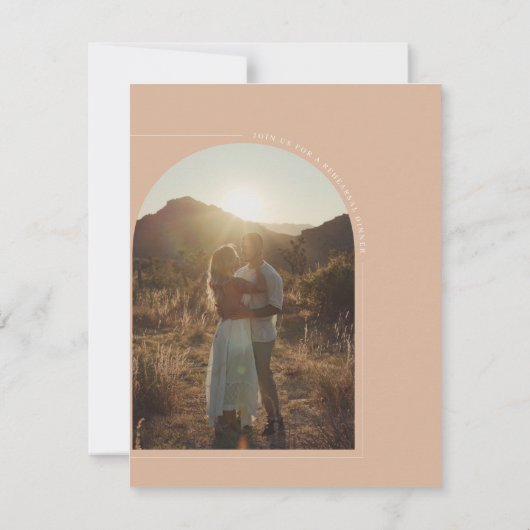 Tan Boho Archモダンフォトリハーサルディナー 招待状 (裏面)