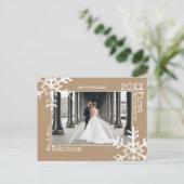 Tan Newlywed 1stクリスマスフォトスノーフレーク シーズンポストカード (スタンド正面)