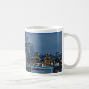 Tanjongの容器の港とのシンガポールのスカイライン、罪 コーヒーマグカップ