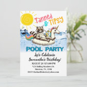 Tanned & Tipsy Raccoon Birthday Pool Party 招待状 (スタンド正面)