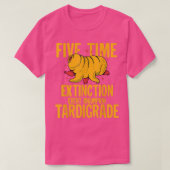Tardigrade Bear Water Funny Quote Extinction Event Tシャツ (デザイン正面)
