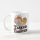 Tasked and Toasted | ユーモアあふれる職場の混乱 コーヒーマグカップ (左)