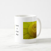 Tasse gelbe Margeritenbluete:素敵な一日を過ごす コーヒーマグカップ (正面右)