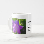 Tasse lila Glokenblumen: have a nice day コーヒーマグカップ (正面左)
