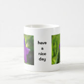 Tasse lila Glokenblumen: have a nice day コーヒーマグカップ (中央)