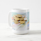 Tasse mit Euro Scheinen und Münzen コーヒーマグカップ (正面左)