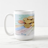 Tasse mit Euro Scheinen und Münzen コーヒーマグカップ (左)