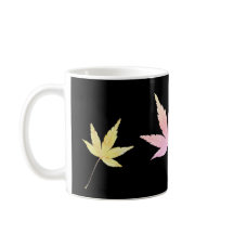 Tasse mit Herbstlaub