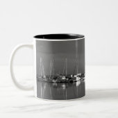 tasse photo noir et blanc, bateaux ツートーンマグカップ (左)