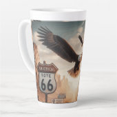 Tasse route 66 avec un aigle royal en vol カフェラテマグ (左アングル)