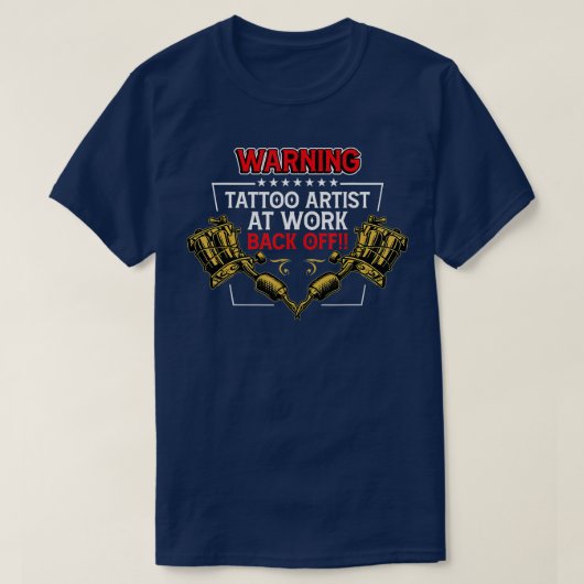 Tattoo警告 Artist at work Tattoo Artist Tシャツ (デザイン正面)