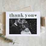 Taupeグリーンレトロはっきりしたタイポグラフィ写真結婚の サンキューカード<br><div class="desc">表現スタイルで感謝の気持ちを持つ私たちのカスタマイズ可能な写真のサンキューカード結婚，トープ緑のレトロタイポグラフィを搭載。このボホデザインはノスタルジーとモダンtouchを融合させ感謝していて、特別な日に分かち合うのに最適な方法である。詳細を追加してパーソナライズカスタマイズ可能な写真のサンキューカードで思い出に残る感謝のノートを作る結婚taupe greenのレトロなタイポグラフィを特徴とする。今日注文して感謝の気持ちを伝えスタイリッシュろ！</div>