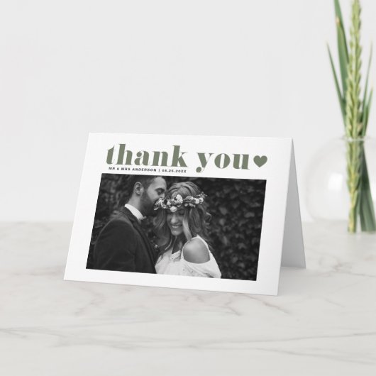 Taupeグリーンレトロはっきりしたタイポグラフィ写真結婚の サンキューカード (正面)