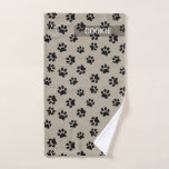 Taupeモダン Cute Paw Print Patternドッグタオル ハンドタオル<br><div class="desc">泥だらけの擦り切れた散歩の後に外の布で犬の足を洗う理由は？彼はタオルを持って喜んでいかわいらしるパーソナライズされた（そして誰も台所の床を掃除するためにそれを再び盗むことはない）!かわいい前足はパーソナライズするために名前のパターンを印刷する。このテンプレートの主な色：黒とトープ。</div>