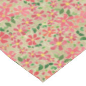 Taupe上のピンク、赤、オレンジの花の花模様のクレマチス テーブルクロス (アングル)