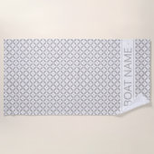 Taupe幾何エレガントパターンカスタムのボート名 ビーチタオル (正面)