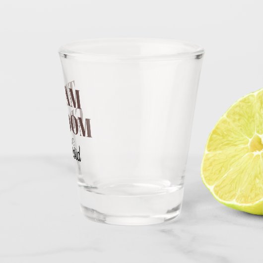 Taupe結婚のチームパーソナライズされた新郎 ショットグラス (右)