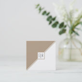 Taupe、白い三角形、モノグラムのジオメトモダンリ スクエア名刺 (スタンド正面)