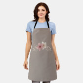 Taupe and Pink Floral Apron | Elegant Kitchen エプロン (着用した状態)