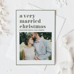 Taupe Green結婚した Christmasモダン Photo結婚's シーズンカード<br><div class="desc">メリークリスマス | このカスタマイズ可能な写真クリスマスカードであなたの暖かい休日の願いを送信する。タイポグラフィには「結婚したA Very Christmas」がはっきりしたある。このホリデーカーモダンドをカスタマイズするには、詳細を追加する。このカスタムウェディングクリスマスカードは他の色とカードストックで利用可能である。一致するアイテムが使用可能。</div>