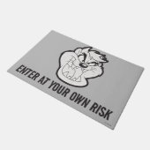 TAZ™イビル・グリン・バッジ ドアマット (アングル)