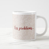 Taza beige con leyenda, Más café Menos problemas ジャンボコーヒーマグカップ (右)