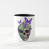 Taza blanca con diseño calavera alien y mariposa – マグカップ (中央)