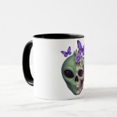 Taza blanca con diseño calavera alien y mariposa – マグカップ (正面左)