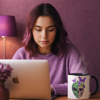 Taza blanca con diseño calavera alien y mariposa – マグカップ