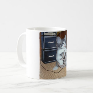 Taza con gato rockero tocando guitarra . コーヒーマグカップ