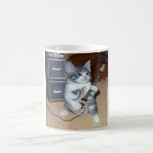 Taza con gato rockero tocando guitarra . コーヒーマグカップ (中央)