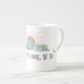 Taza Latte Motivacional Montañas ボーンチャイナマグカップ (正面右)