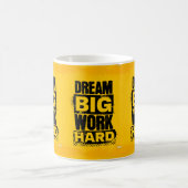 Taza motivacional "DREAM BIG, WORK HARD" コーヒーマグカップ (中央)